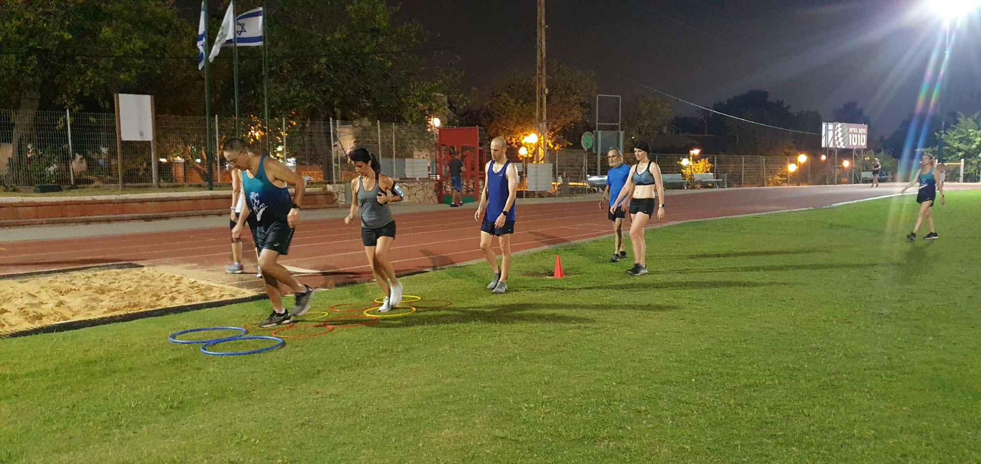 אימון זריזות עם סולם וחישוקים באיצטדיון אתלטיקה בערב